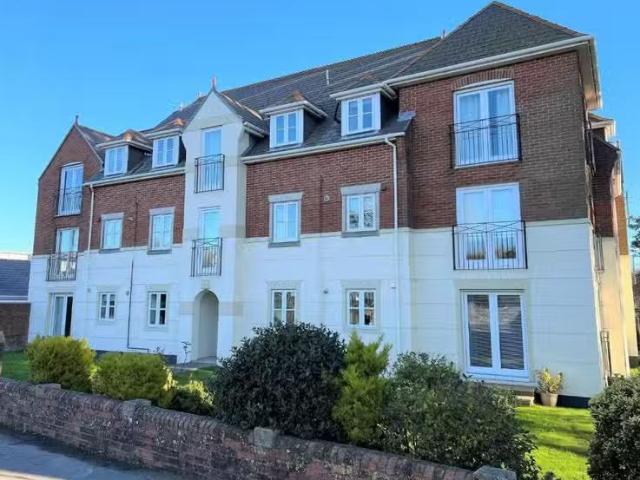 2 bedroom flat for rent in Bincleaves Road, Weymouth, DT4