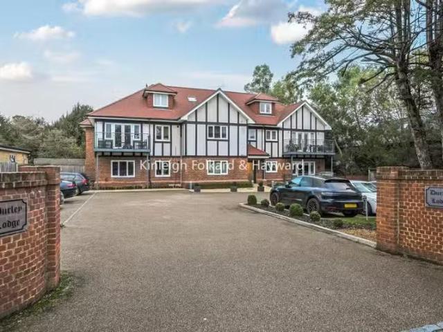 2 bedroom flat for rent in Bickley Park Road, Bromley, BR1