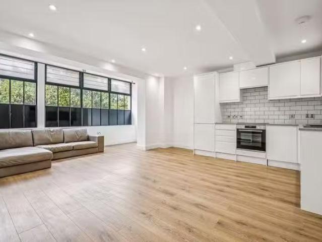 2 bedroom flat for rent in Broadway, Stratford, E15