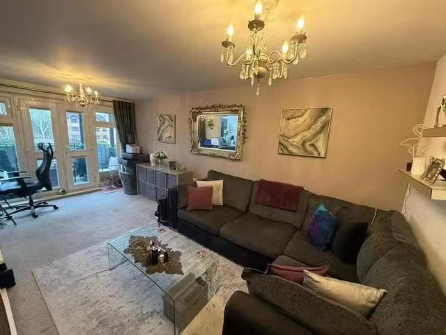2 bedroom flat for rent in Bradmore Court, Enstone Road, Enfie.