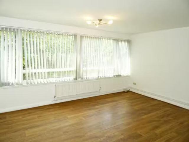 2 bedroom flat for rent in Britten Lodge, Fair Acres, Bromley.