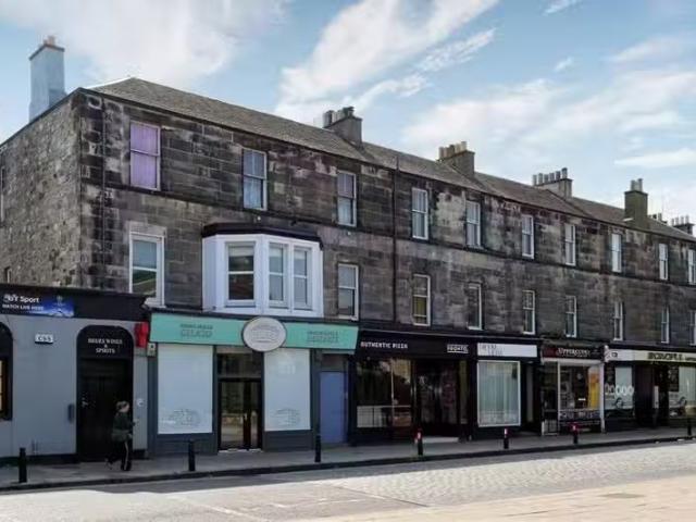 2 bedroom flat for rent in Brighton Place, Edinburgh, Midlothi.