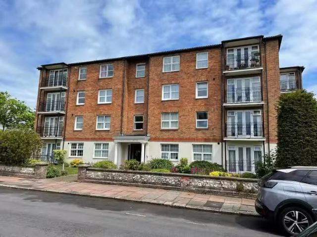 2 bedroom flat for rent in Byron Road, Worthing, West Susinter.