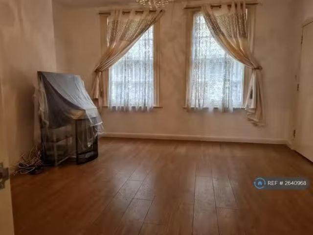 2 bedroom flat for rent in Caledonian Place, Worthing, BN11