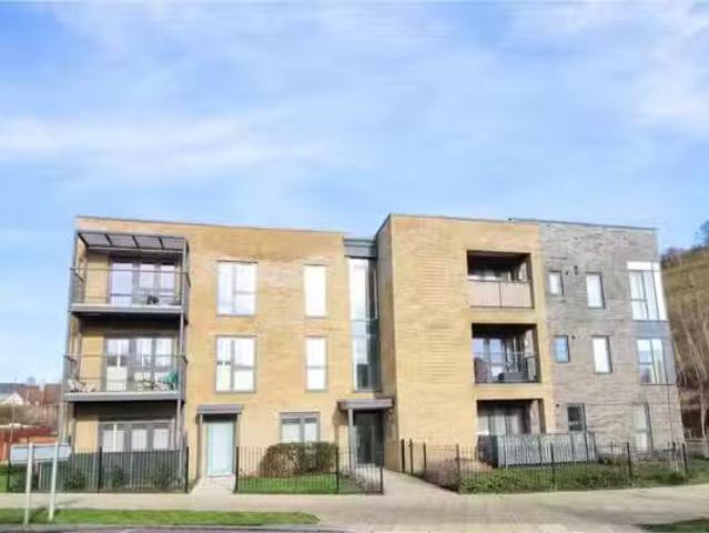2 bedroom flat for rent in Castle Hill Drive, Castle Hill, Ebb.