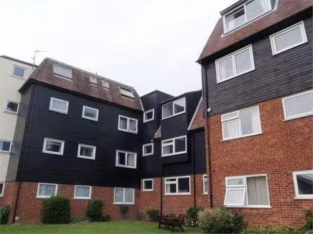 2 bedroom flat for rent in Charleston Court, Seaview Avenue, W.