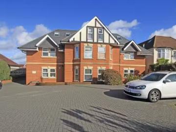 2 bedroom flat for rent in Cherry Tree Lodge, Castle Lane West.