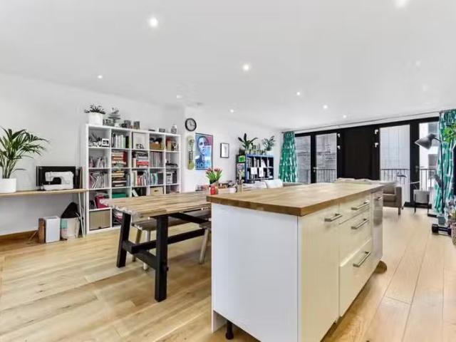 2 bedroom flat for rent in Crown Wharf, E3
