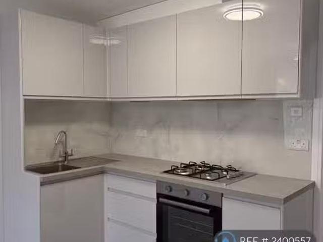 2 bedroom flat for rent in Croydon Road, Caterham, CR3