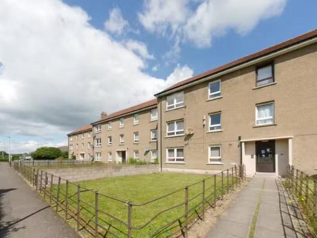 2 bedroom flat for rent in Craigmount Place, Charleston, Dunde.