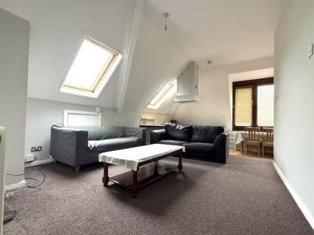 2 bedroom flat for rent in Cyncoed Road, Cyncoed, CF23