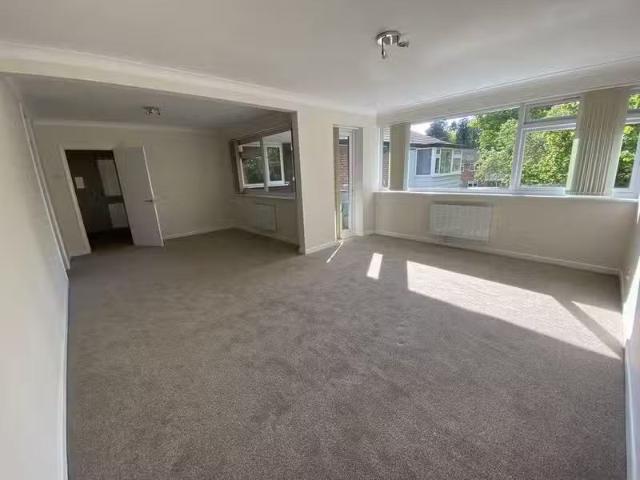 2 bedroom flat for rent in De Montfort Court, High Street, Hen.