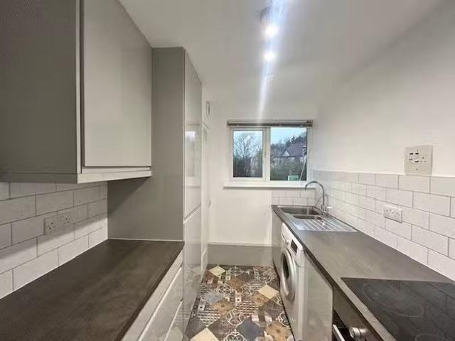 2 bedroom flat for rent in Downs Court Road, Purley, CR8