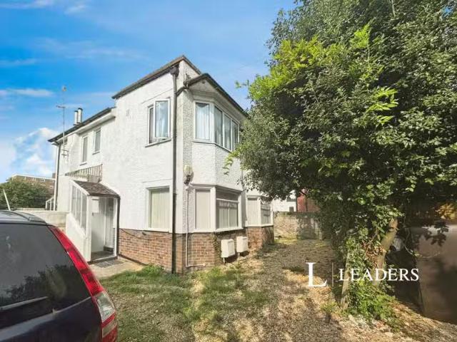 2 bedroom flat for rent in Downview Road, Worthing, BN11