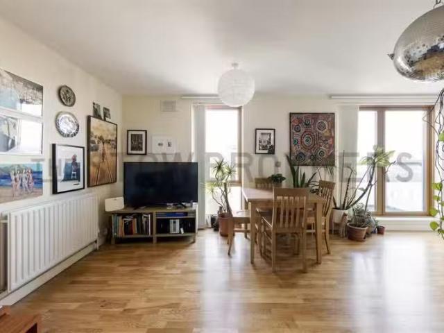 2 bedroom flat for rent in Felstead Street, London, E9