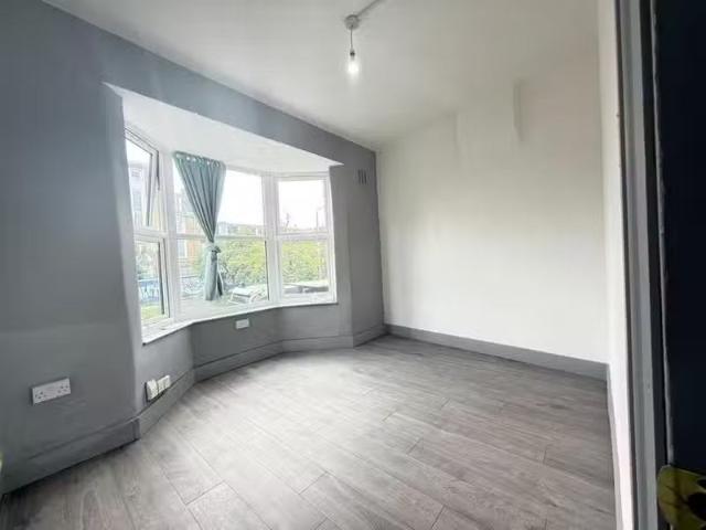 2 bedroom flat for rent in Forest Road, London, E17