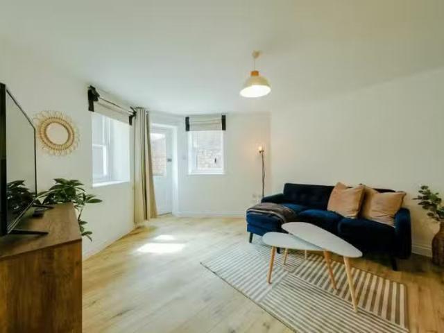 2 bedroom flat for rent in Fox House, Grange Road, Clifton, Br.