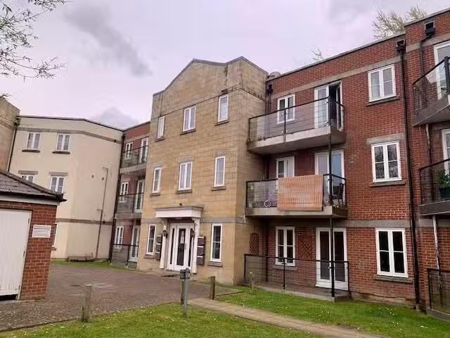 2 bedroom flat for rent in Flat 8, St. James, Stormont Court.