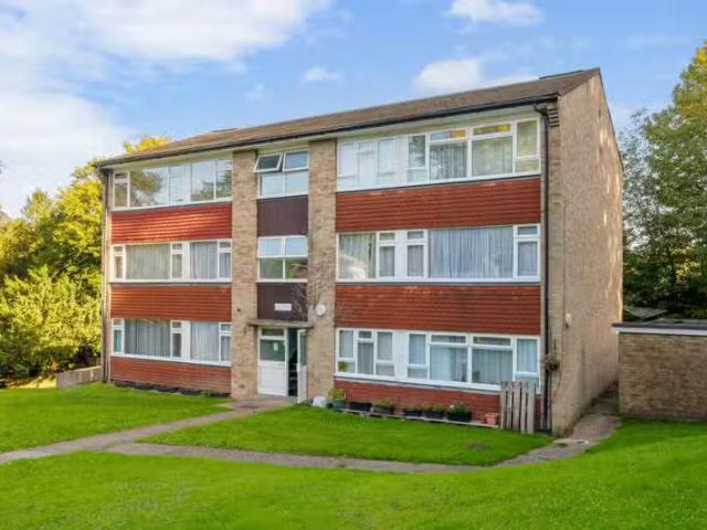 2 bedroom flat for rent in Harestone Hill, Caterham, CR3
