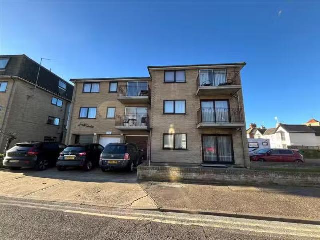 2 bedroom flat for rent in Harold Road, Clacton on Sea, Esinte.