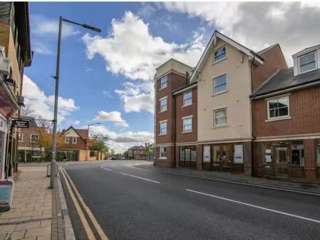 2 bedroom flat for rent in Hemnall Street, Epping, CM16