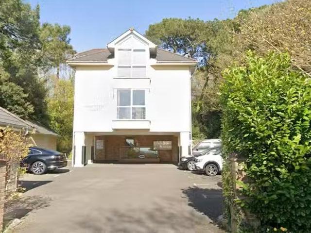 2 bedroom flat for rent in Heavytree Road, Ashley Cross, BH14