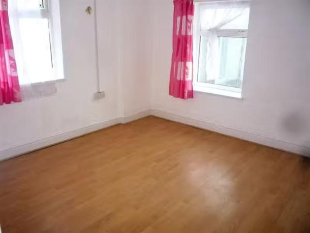 2 bedroom flat for rent in High Street, Barry, Vale Of Glamorg.