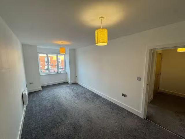 2 bedroom flat for rent in High Street, Birmingham, B17