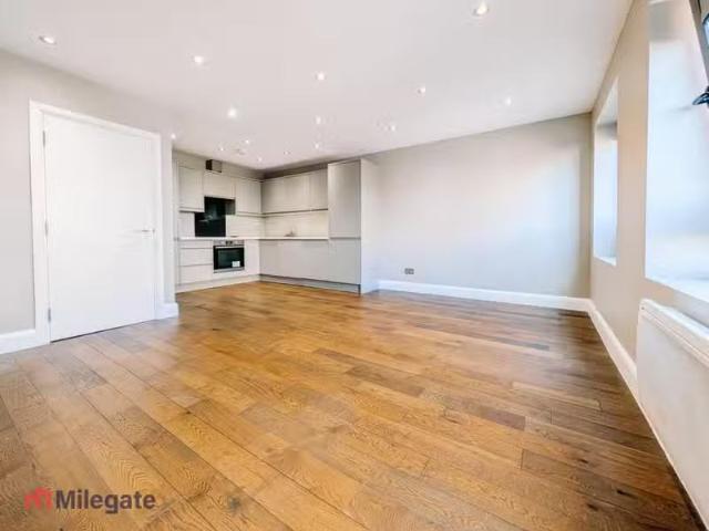 2 bedroom flat for rent in High Street, Brentwood, CM14