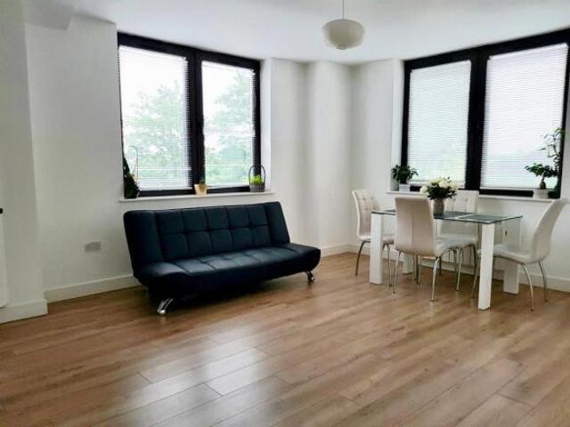 2 bedroom flat for rent in Hobart Court, 51 The Bourne, London, N14