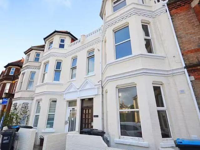2 bedroom flat for rent in Holdenhurst Road, Bournemouth, BH8