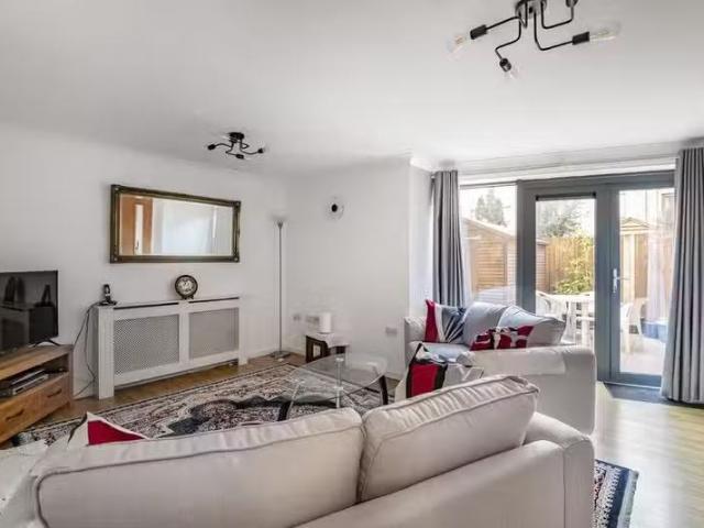 2 bedroom flat for rent in Kenninghall Road, Clapton, E5