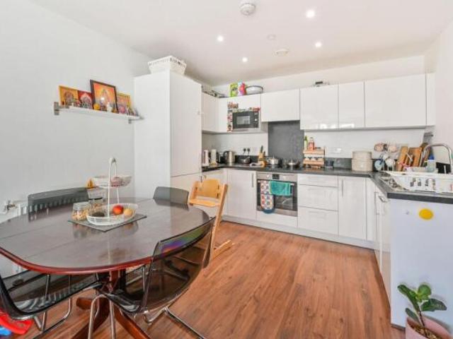 2 bedroom flat for rent in Kingfisher Heights, Silvertown, London, E16