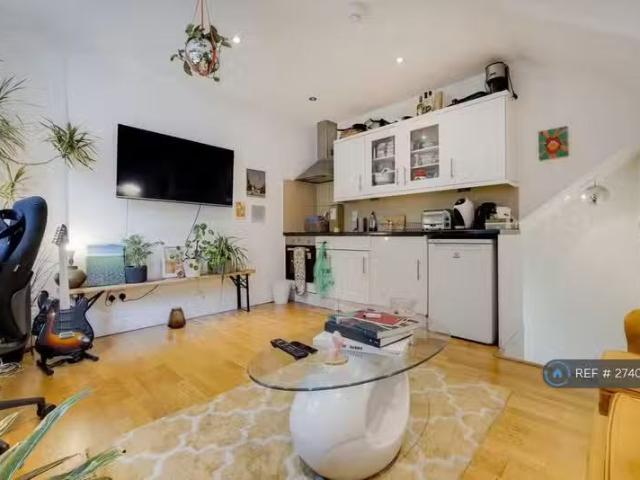 2 bedroom flat for rent in Kingsland Road, London, E8