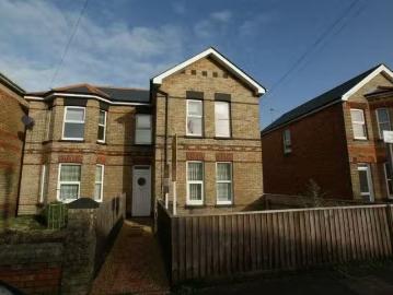 2 bedroom flat for rent in Leslie Road, Winton, BH9