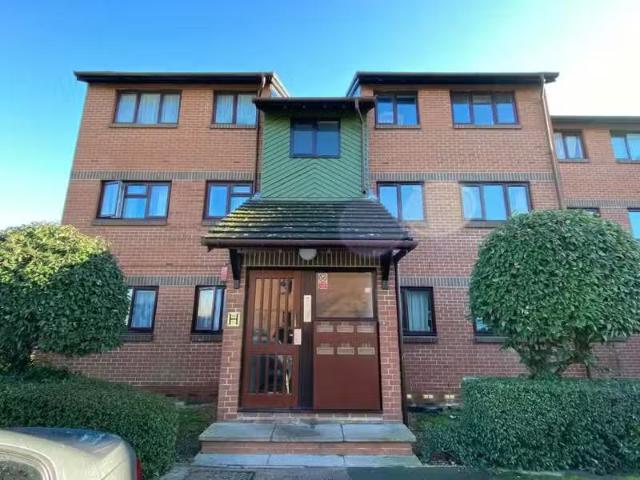 2 bedroom flat for rent in Maltby Drive, Enfield, Greater Lond.