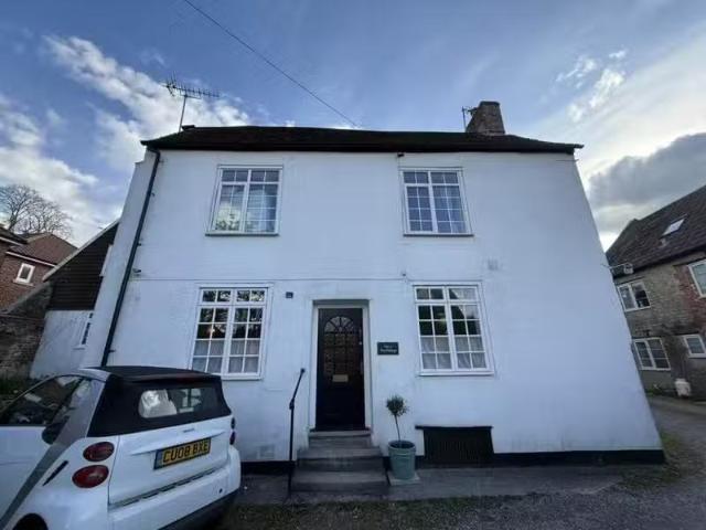 2 bedroom flat for rent in Market Place, Warminster, Wiltshi.