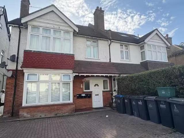 2 bedroom flat for rent in Mayfield Road, South Croydon, Surre.