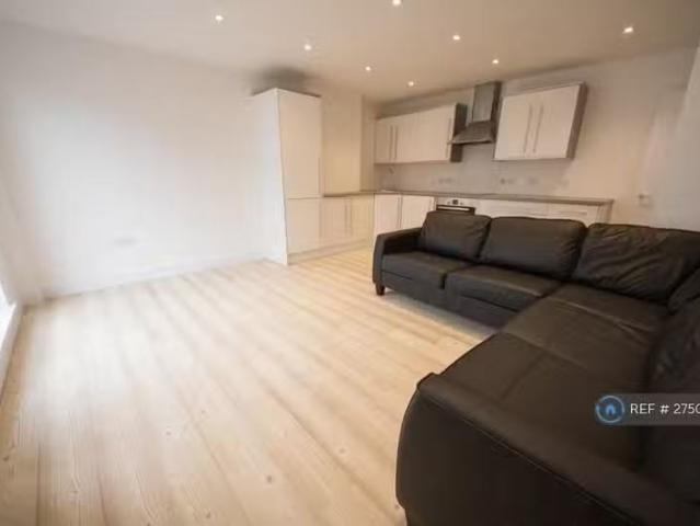 2 bedroom flat for rent in Mowlem Street, London, E2