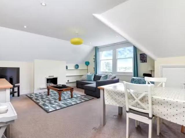 2 bedroom flat for rent in Oakwood Avenue, Beckenham, Kent, BR3