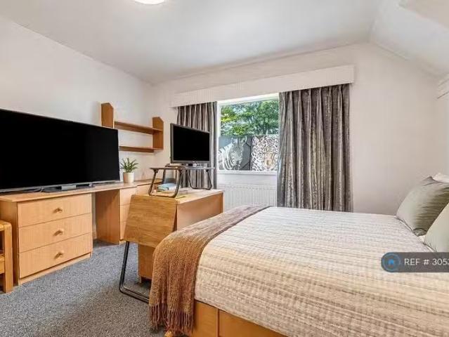 2 bedroom flat for rent in Otley Old Road, Leeds, LS16