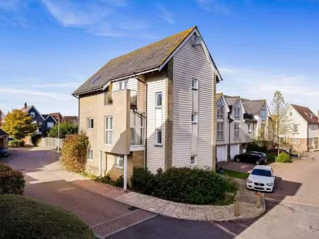 2 bedroom flat for rent in Paxton Avenue, Hawkinge, Folkestone.