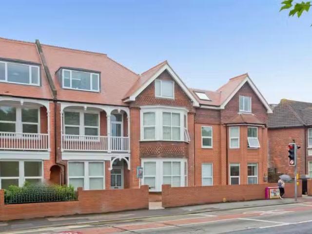 2 bedroom flat for rent in person Road, Hove, BN3