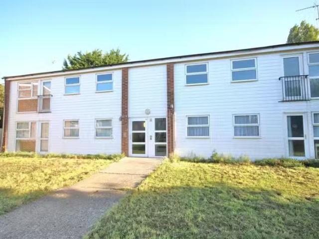 2 bedroom flat for rent in Pondtail Court, Kirby Cross, Frinto.