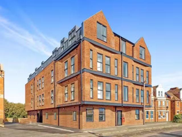 2 bedroom flat for rent in Radnor Park Avenue, Folkestone, CT19