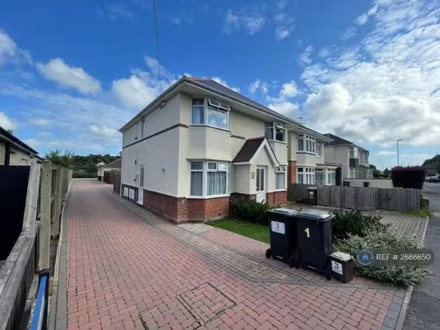 2 bedroom flat for rent in Redhill Drive, Bournemouth, BH10