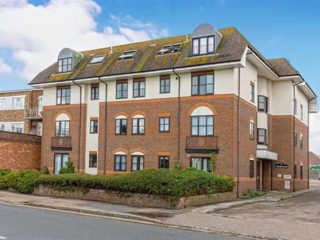 2 bedroom flat for rent in South Street, Lancing, BN15