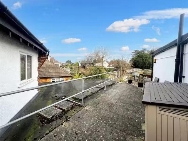 2 bedroom flat for rent in Southborough Lane, Bickley, BR2