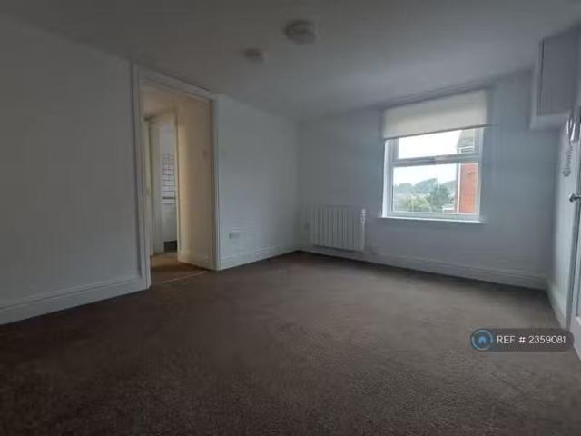 2 bedroom flat for rent in Southview Road, Weymouth, DT4