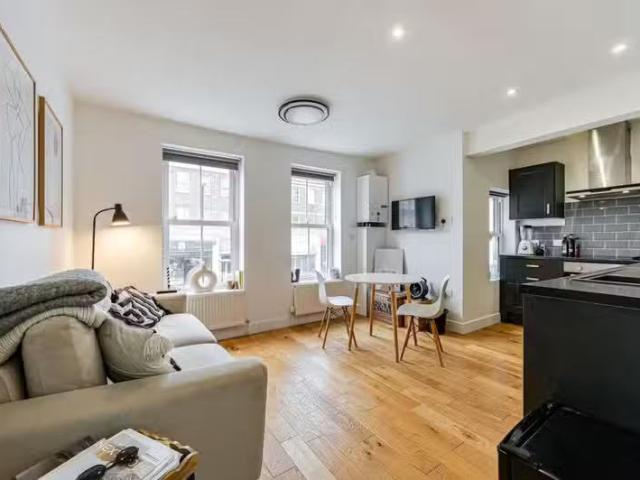 2 bedroom flat for rent in Station Road, Sidcup, DA15